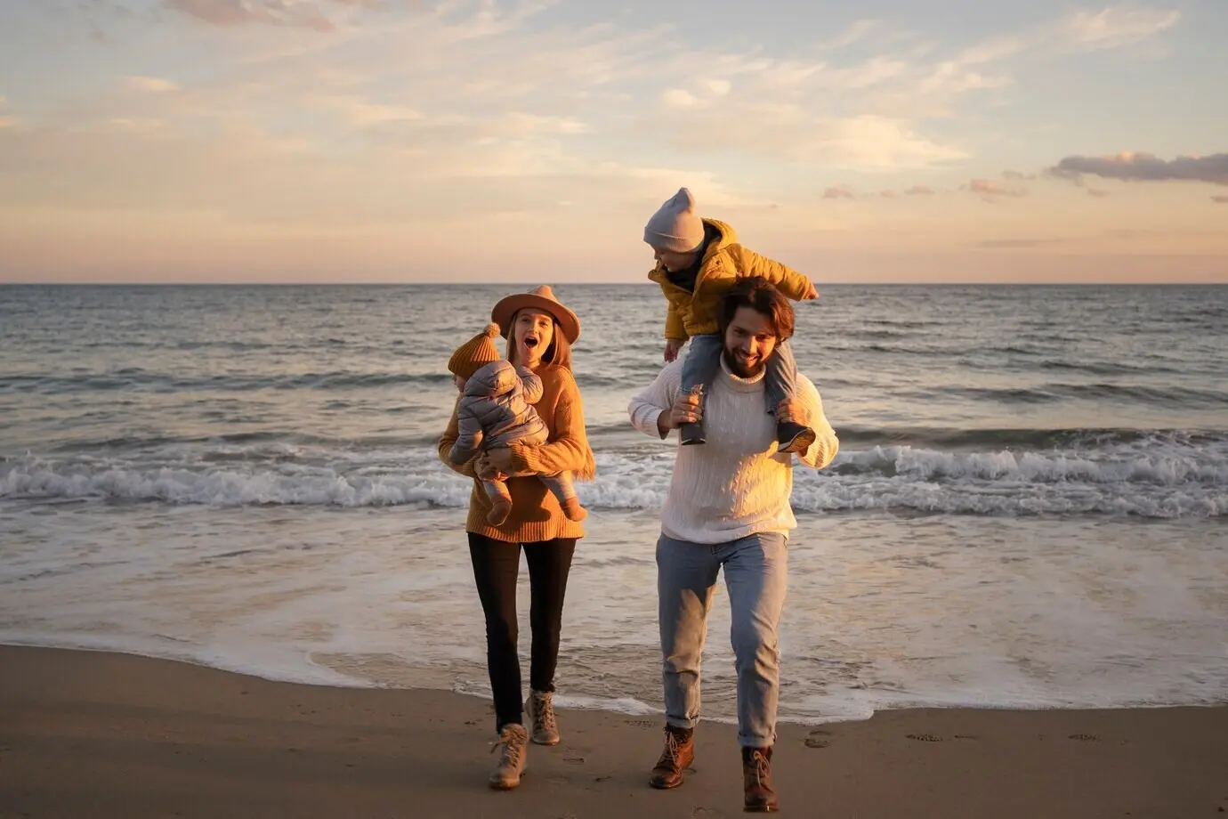 Junge Familie, die ihre Reise genießt