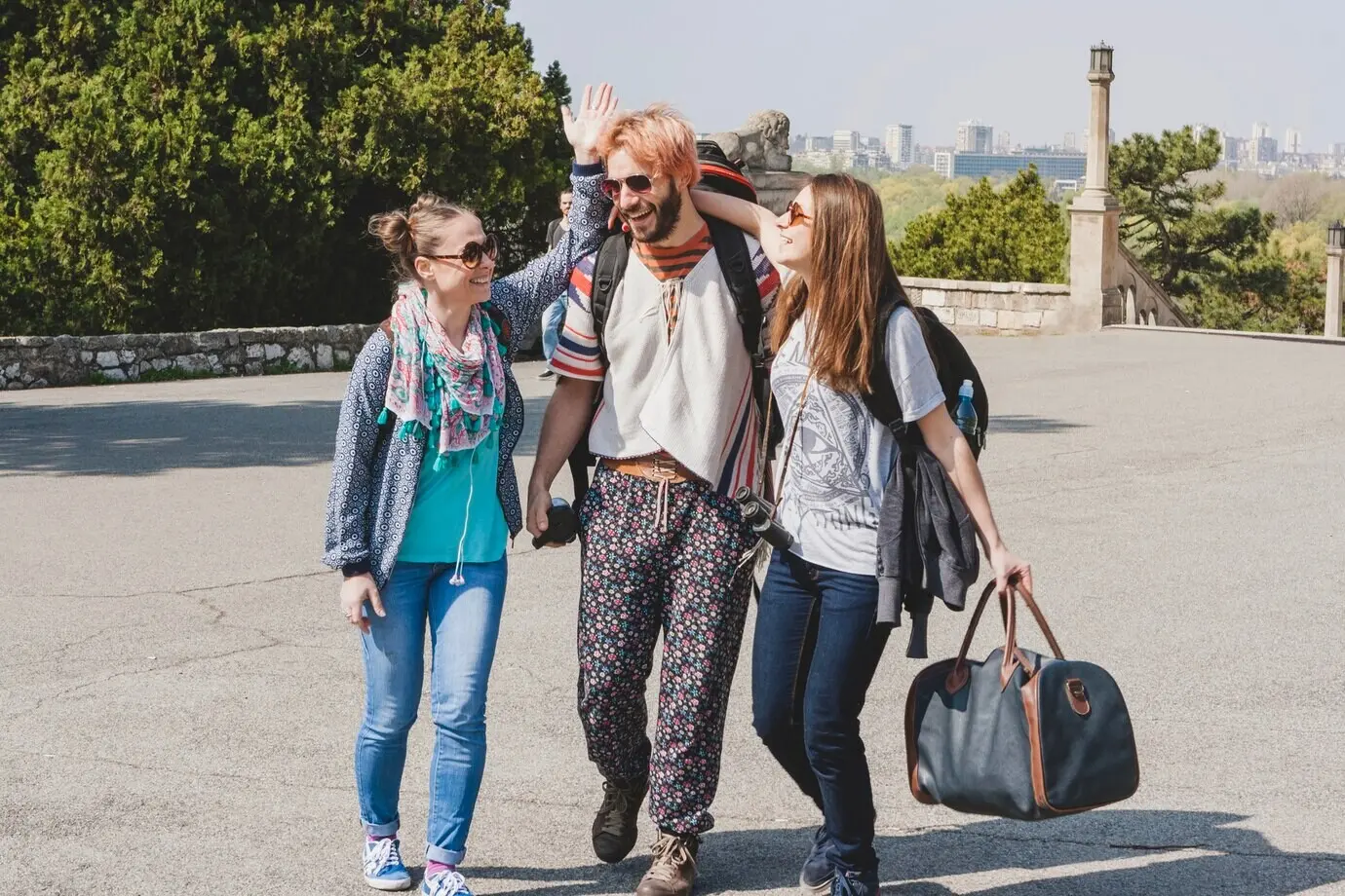 Drei Freunde mit Gepäck
