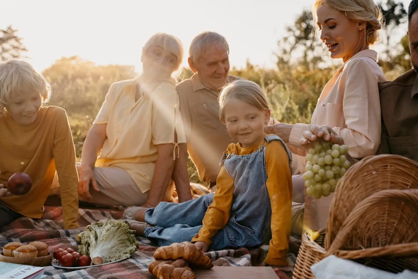 Nahaufnahme einer glücklichen Familie im Freien